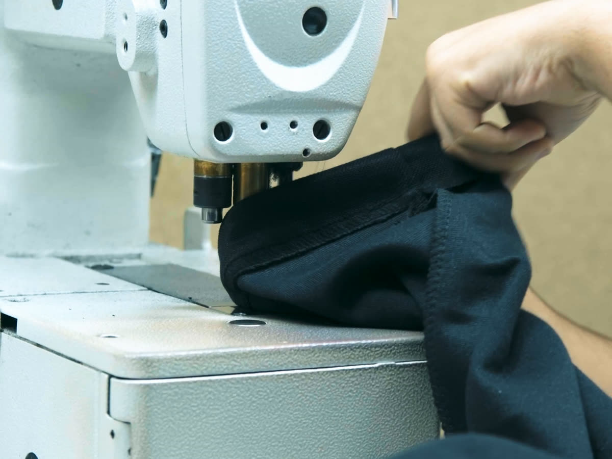 Dikim atölyesinde dikiş makinesinde birleştirilen parça